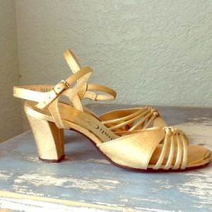 Vintage golden sandal pump qualicraft 7/12
